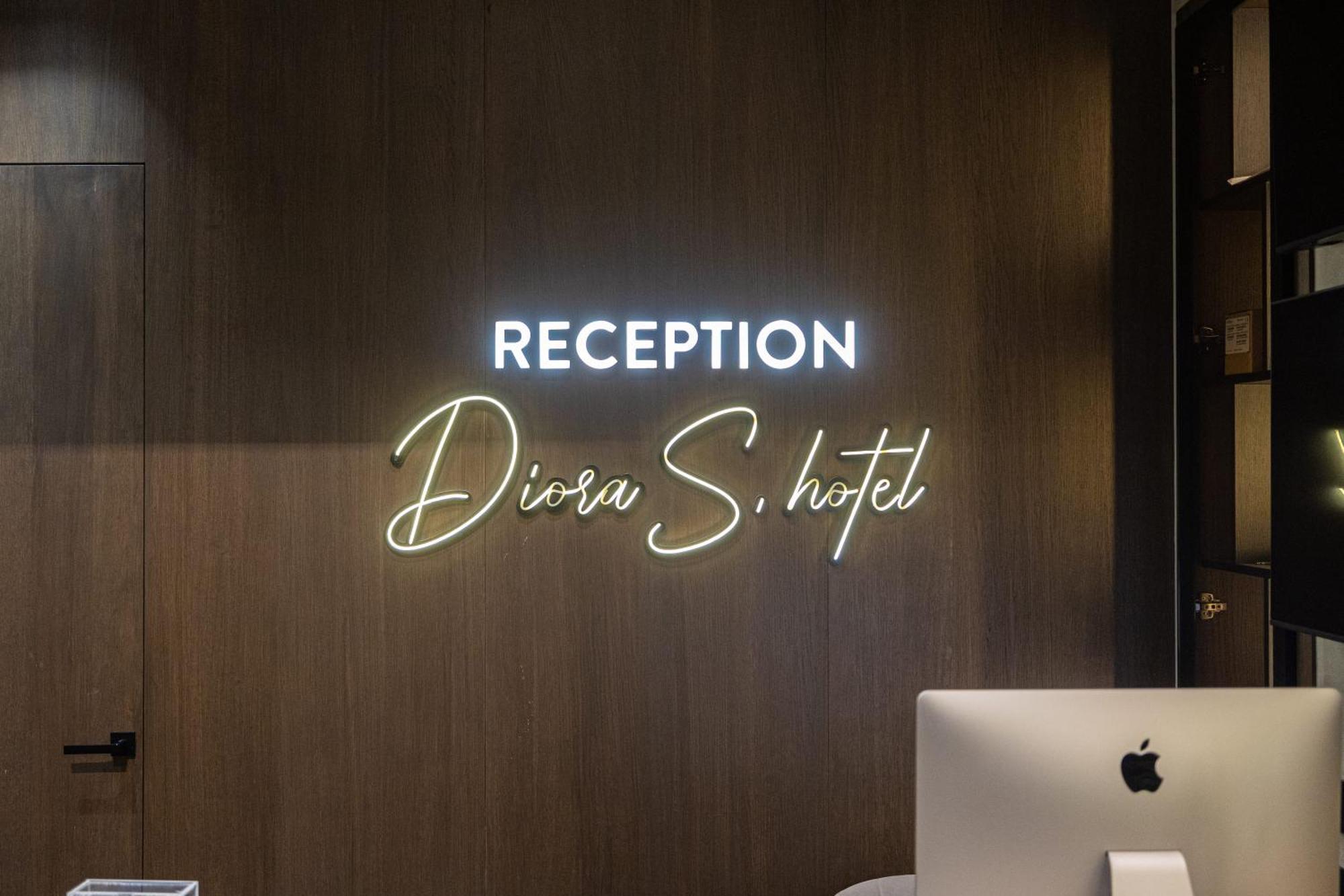 Diora's And Hotell Vlorë