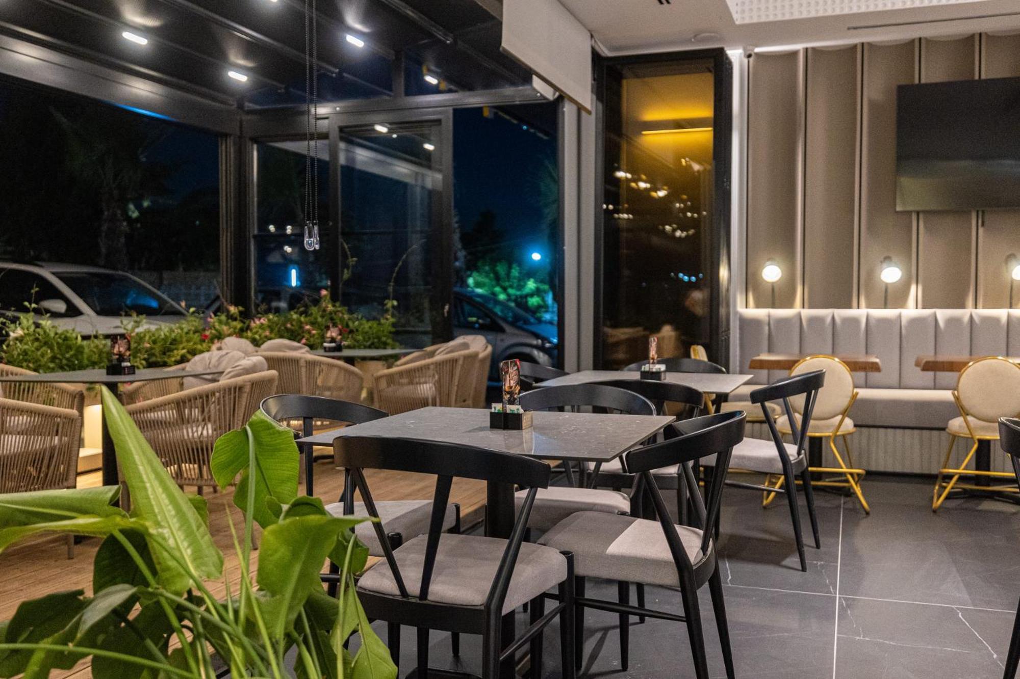 Diora's And Hotell Vlorë